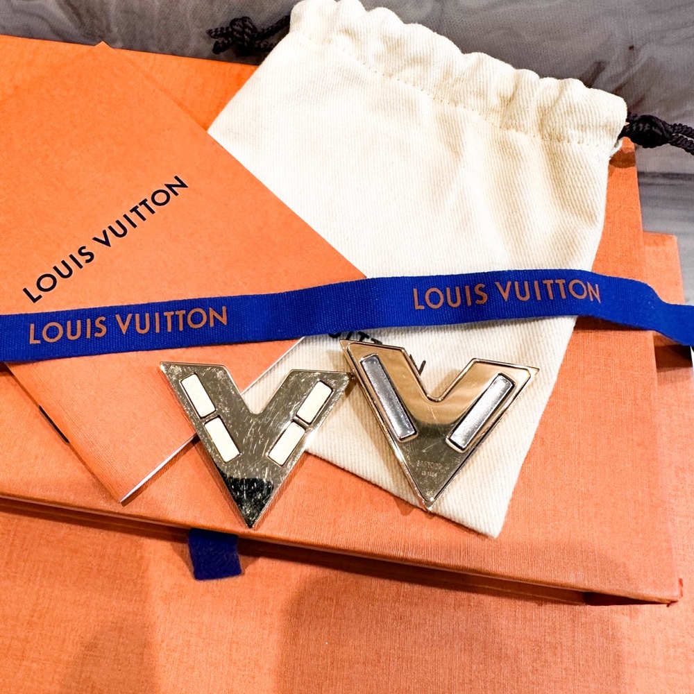 Louis Vuitton Gold Essential V Magnetic Brooch - Picture 6 of 8